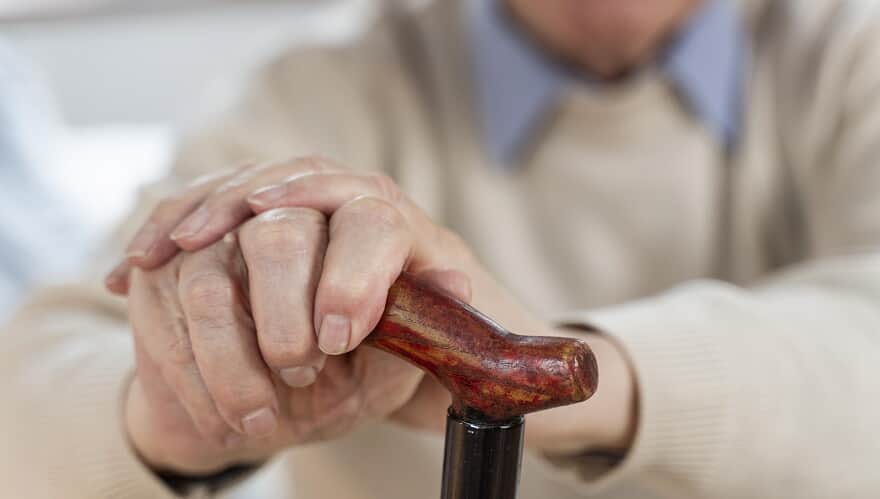 Idoso será indenizado após descontos indevidos por seguro não contratado