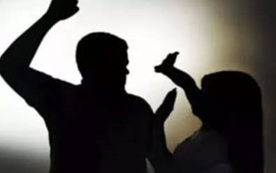 Motorista de aplicativo agride e ameaça matar esposa na frente da filha após crise de ciúme