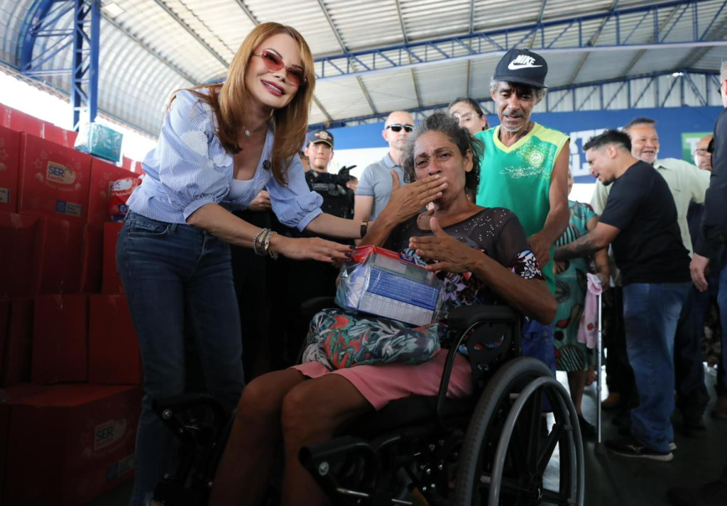 Primeira-dama de Mato Grosso e Setasc entregam cestas natalinas em Cuiabá