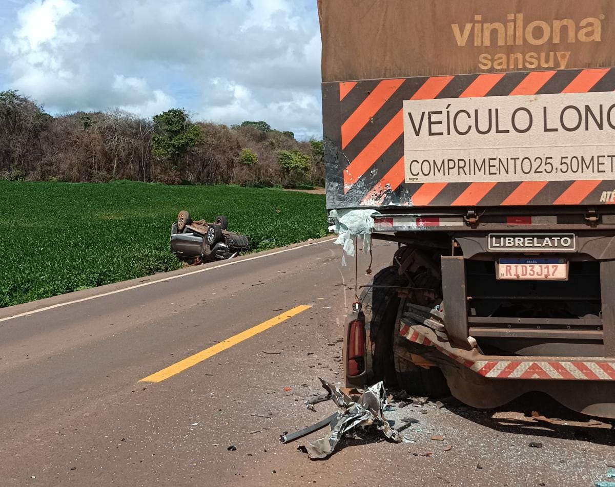 Mãe e dois filhos morrem após caminhonete colidir com carreta estacionada às margens de rodovia