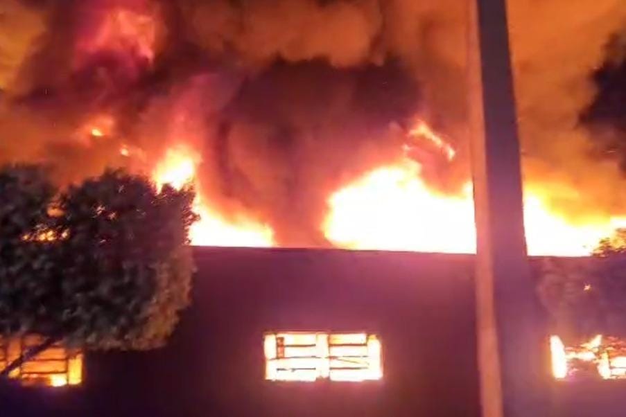 Incêndio destrói empresa de pneus durante a madrugada em Mato Grosso; veja vídeo