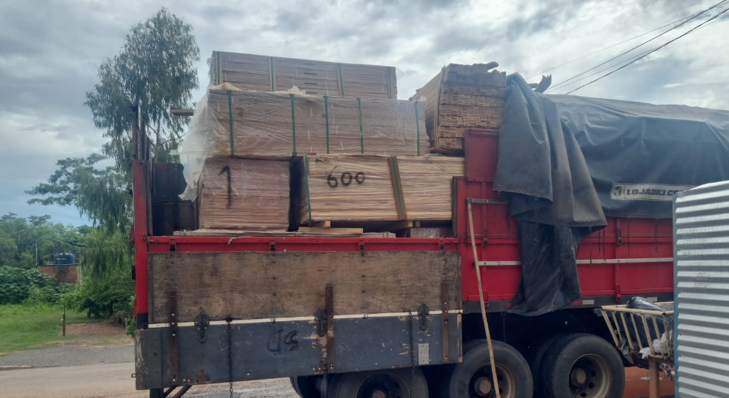 PM apreende caminhão carregado com carga irregular de madeira em Várzea Grande