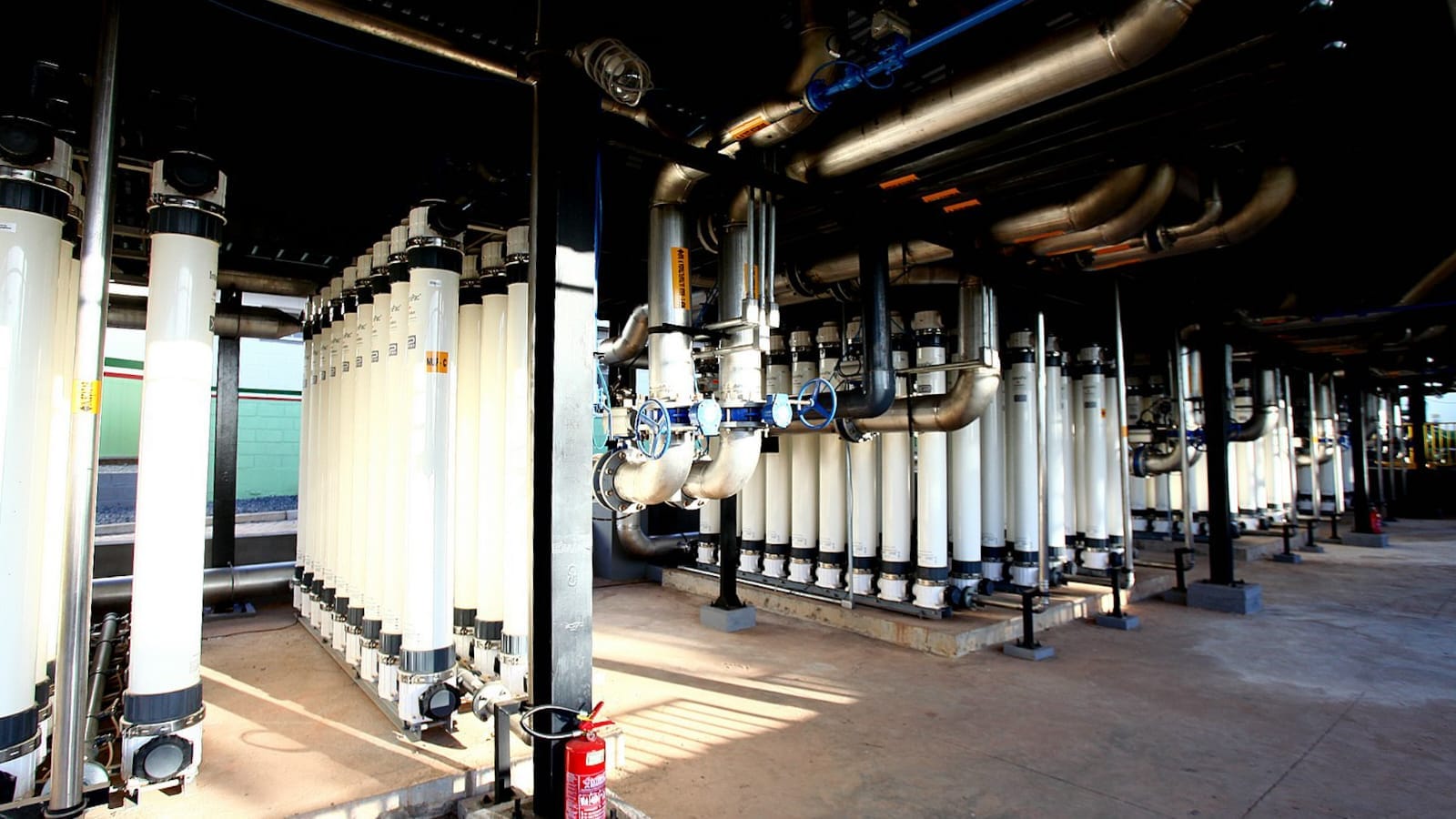 Contaminação com óleo compromete abastecimento de água em Várzea Grande