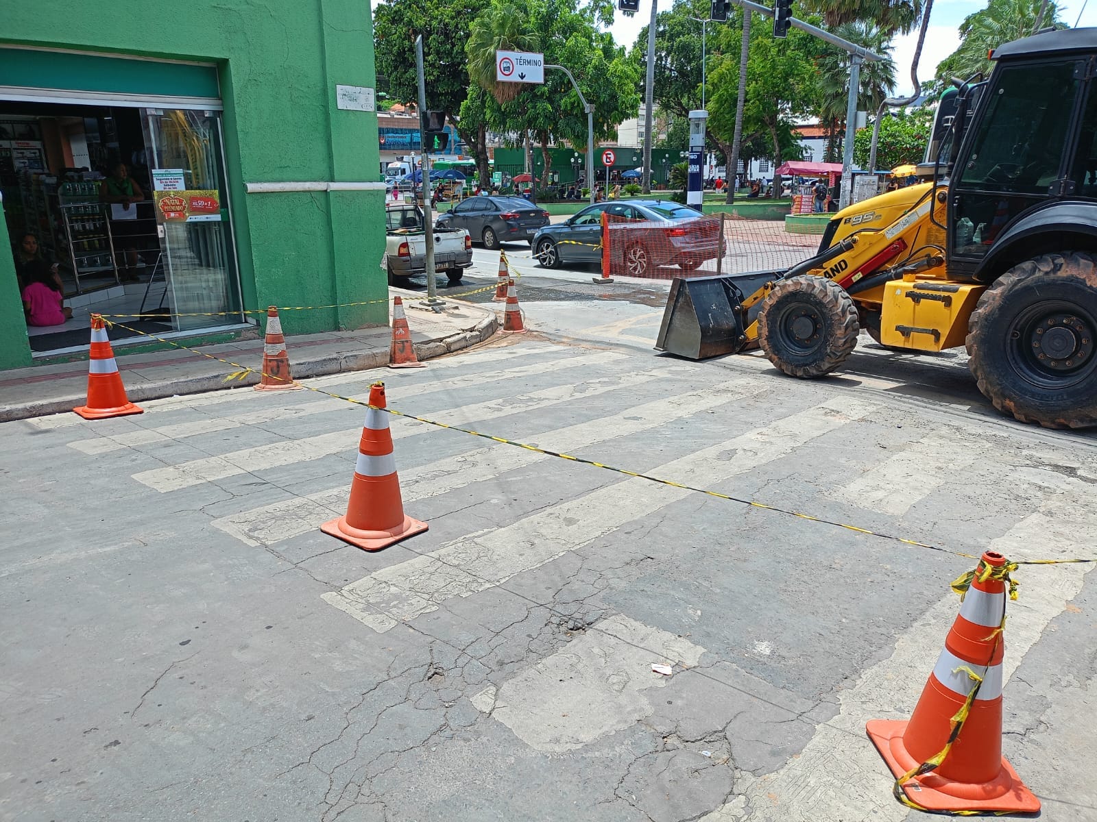 Rompimento de adutora interdita avenida 13 de Junho, no centro de Cuiabá