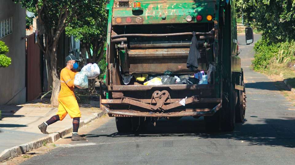 Prefeitura de Várzea Grande faz força-tarefa para regularizar coleta de lixo até semana que vem