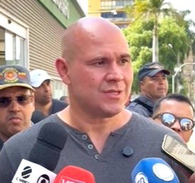 Prefeito expõe lixo em bocas de lobo e responsabiliza comerciantes por alagamentos