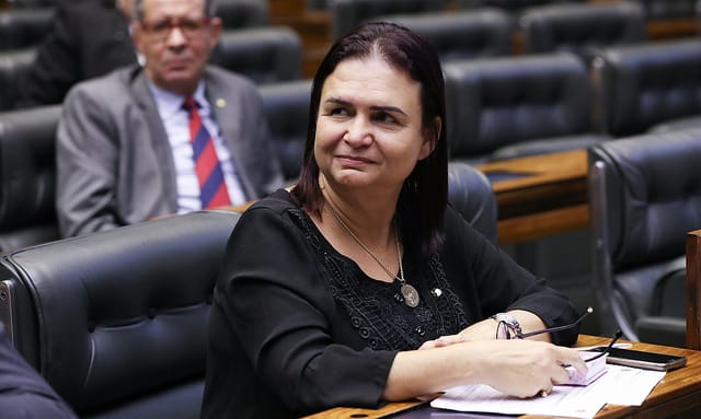 Rosa Neide critica Congresso e diz que acordos ignoram interesses da população