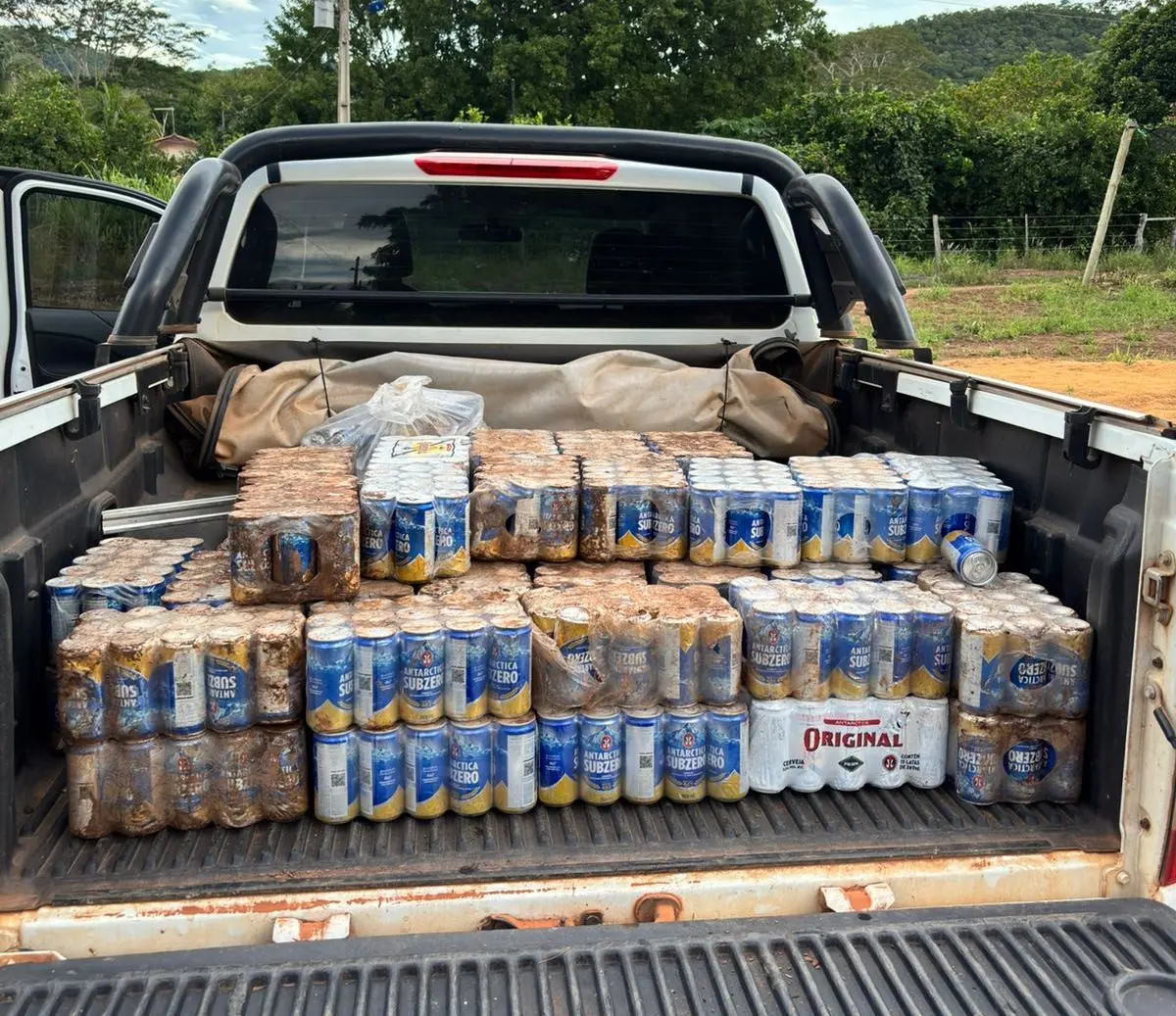 Ação recupera carga de cerveja saqueada após tombamento de carreta na rodovia BR-070