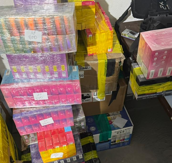 Após prisão de motociclista, PM confisca mais de 5 mil cigarros eletrônicos em loja de Cuiabá