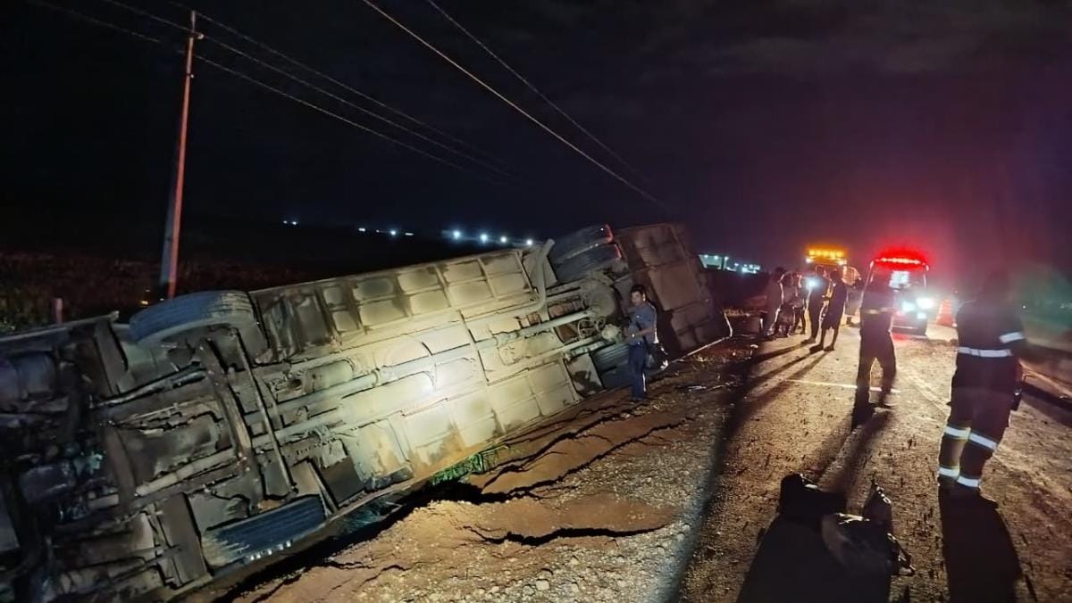 Ônibus que fazia linha Sinop-Cuiabá tomba na BR-163 e deixa seis pessoas em estado grave