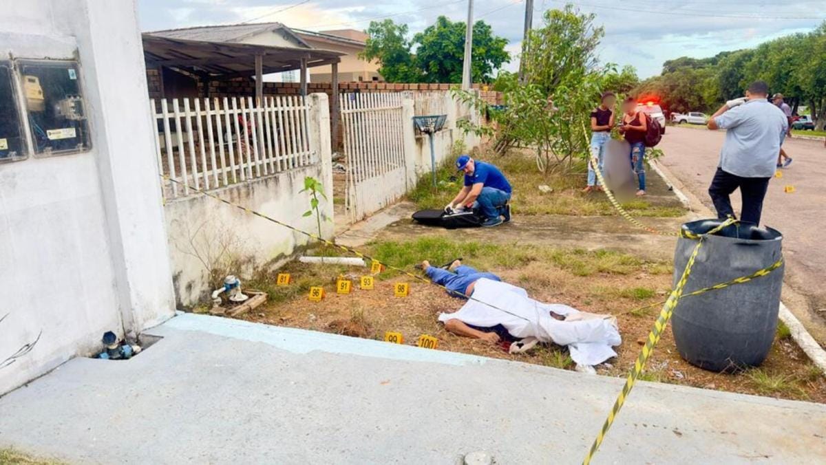 Homem é assassinado a tiros por dupla em moto ao descer de ônibus na frente de casa