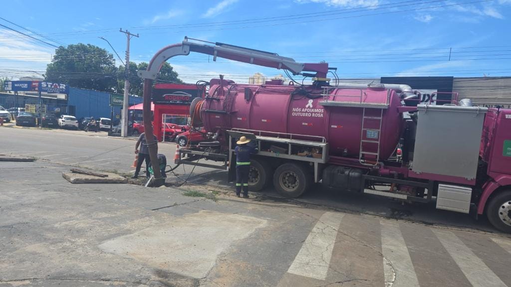 Posto e oficinas são interditados após fiscalização por descarte irregular de óleo e resíduos em Cuiabá