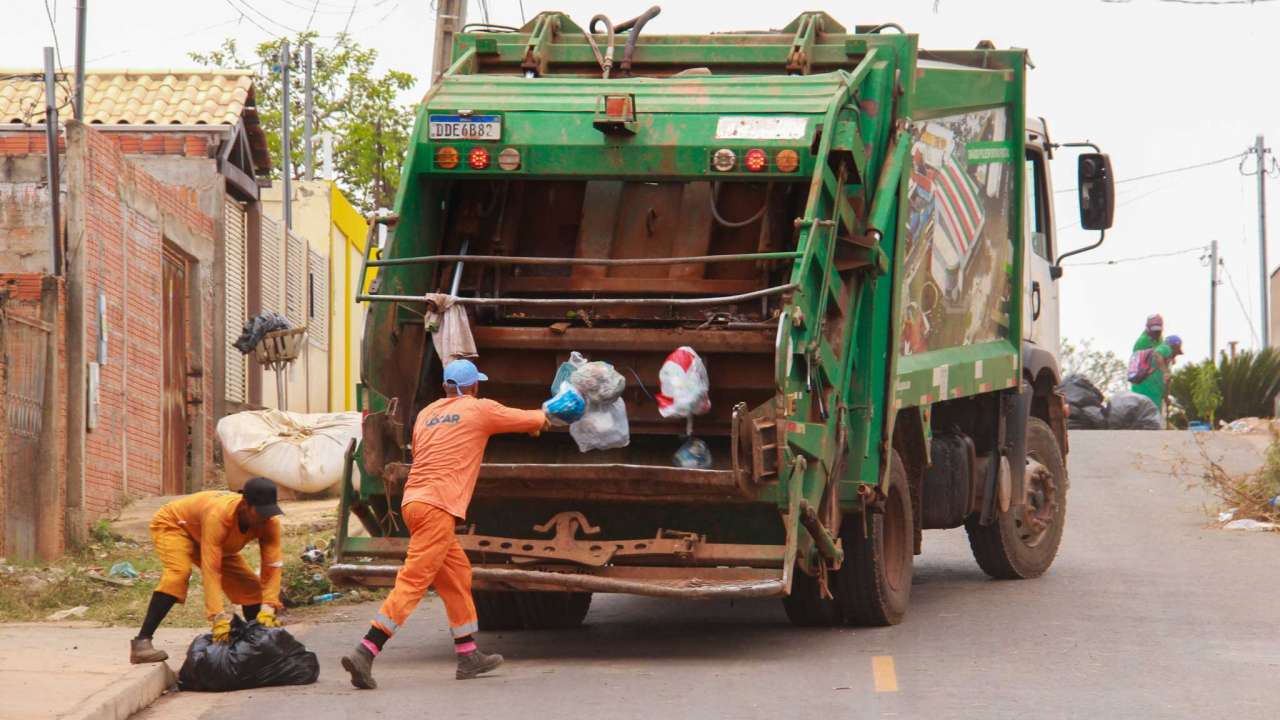 Moradores acusam acúmulo de lixo e prefeitura ameaça multar empresa por falha no serviço