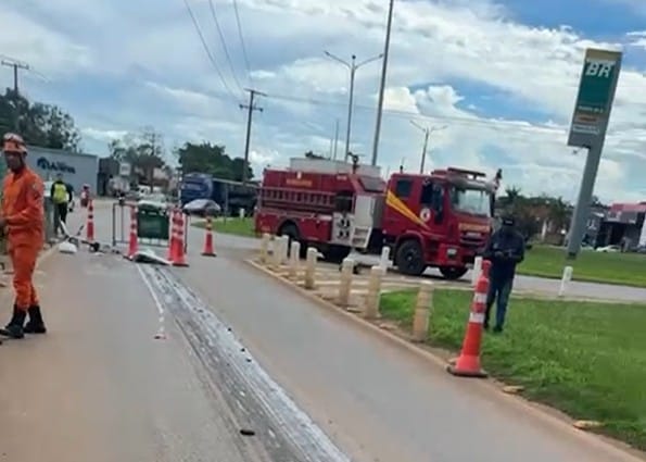 Mulher em bicicleta morre após ser atropelada e arrastada por caminhão na BR-070