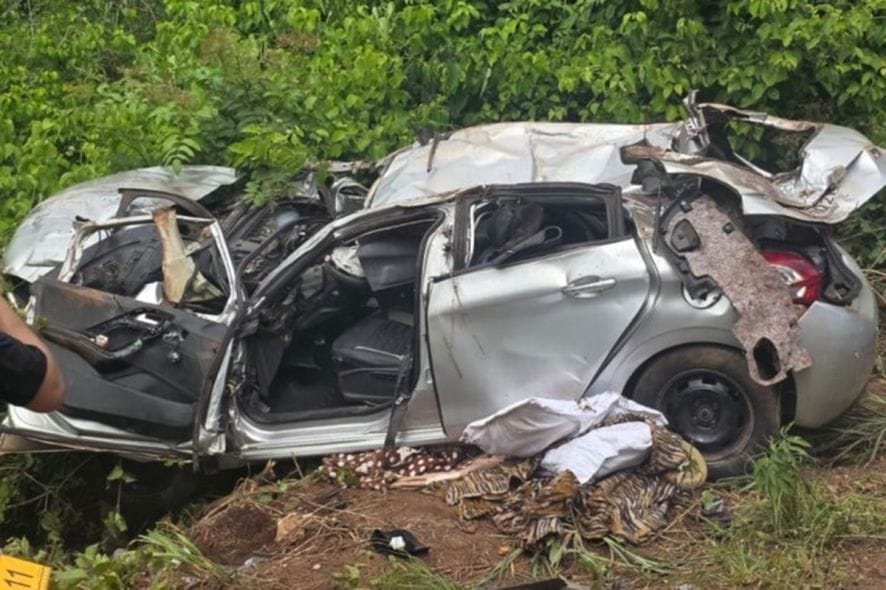 Batida entre carro e carreta deixa quatro mortos da mesma família na BR-070