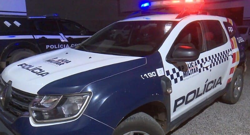 Assaltantes que mantinham vítima refém morrem em confronto com a PM