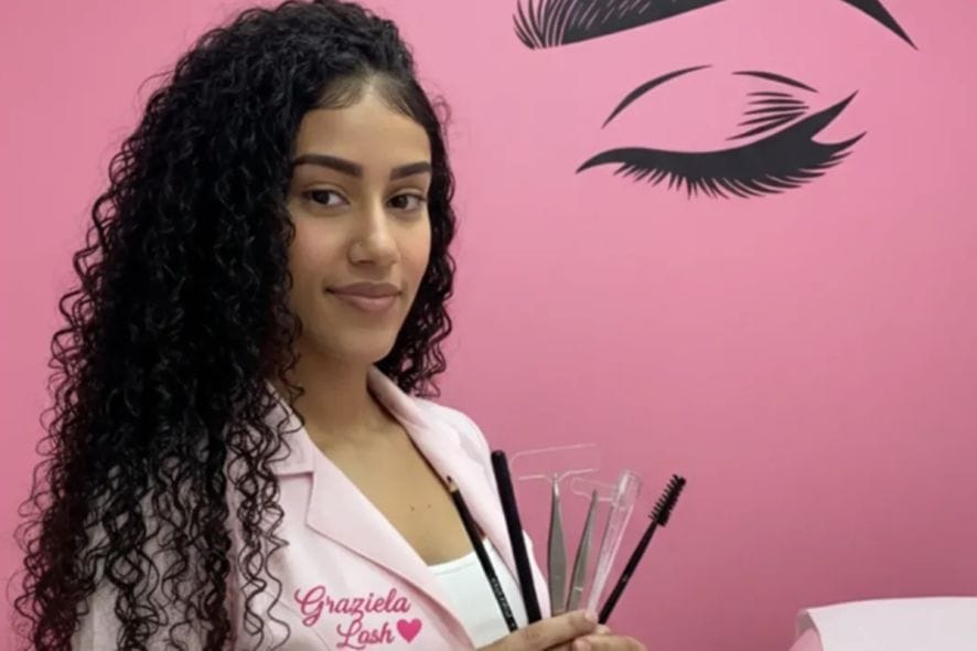 Morte de designer de sobrancelhas foi ordenado por facção, afirma delegado