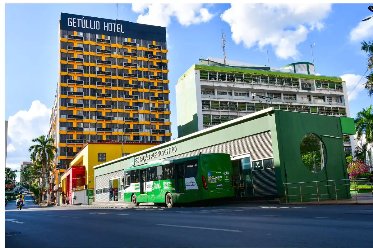 Ônibus da linha 605 pega fogo na Estação Alencastro e assusta passageiros; vídeos