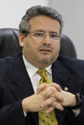 Quando o Altar se Confunde com o Trono