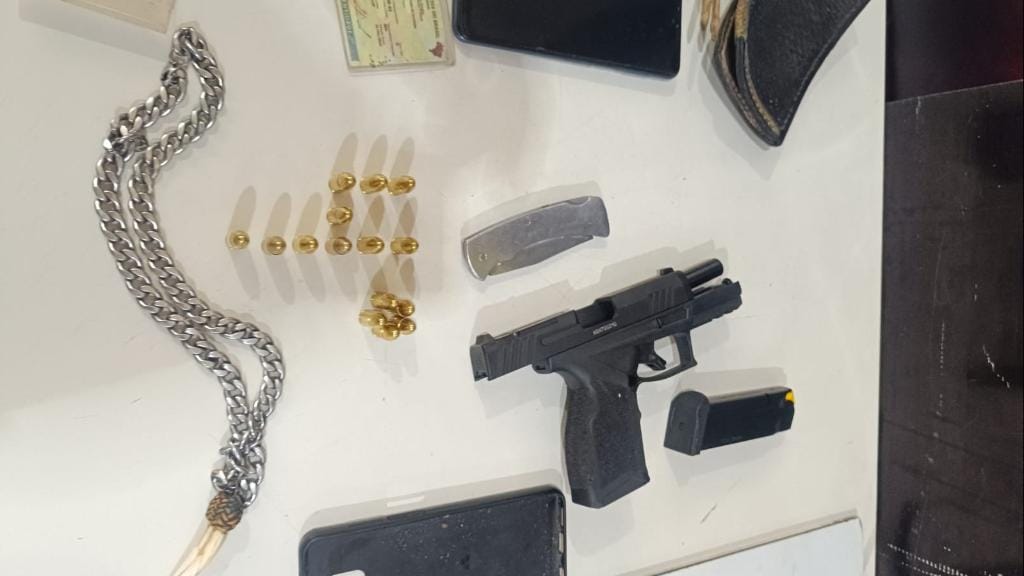 Homem com tornozeleira eletrônica é preso com pistola em plena manhã em boate