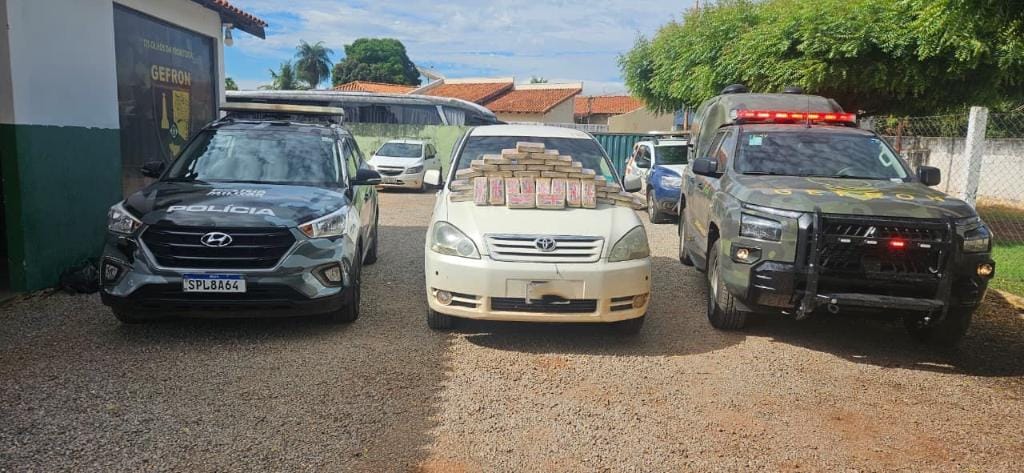 Quatro bolivianos são presos pelo Gefron em táxi com mais de R$ 1 milhão em pasta base de cocaína