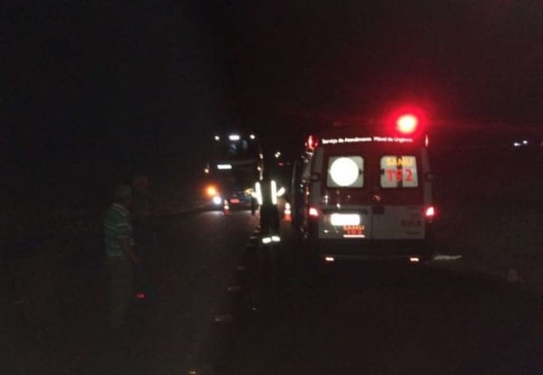 Jovens de 17 e 18 anos morrem em acidente entre moto e carreta; motorista fugiu