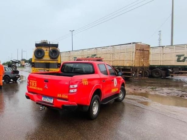 Motorista fica preso às ferragens em colisão entre dois caminhões na rodovia BR-163