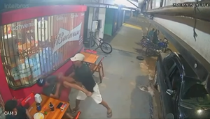 Homem avisa que é proibido usar drogas em distribuidora e acaba esfaqueado; veja vídeo