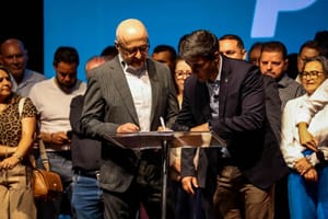 Estado anuncia R$ 40 milhões para construção de creches e assina editais para alfabetização