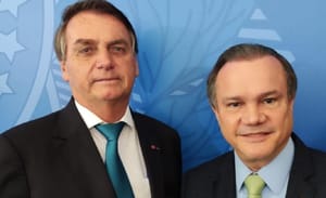Ao lado de Bolsonaro, senador de MT acompanha julgamento e fala em perseguição política