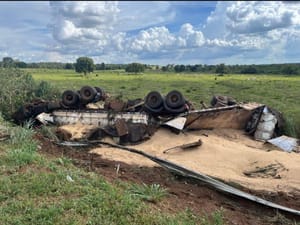 Motorista perde controle de carreta, capota e morre preso às ferragens na BR-163