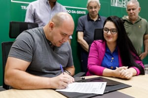 Prefeito sanciona lei de Samantha Iris para conscientização sobre doenças oculares