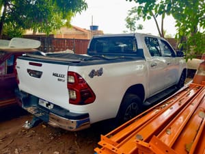 PM recupera picape furtada e prende homem com cigarros contrabandeados e drogas