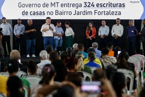 "Estamos ajudando a realizar o sonho de quem trabalhou para ter o seu lar", afirma governador