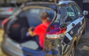 Menor que roubou R$ 79 mil e veículo de luxo de idoso é apreendido pela polícia