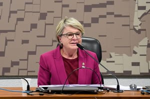 Senadora participa de caminhada contra violência doméstica no dia Internacional da Mulher