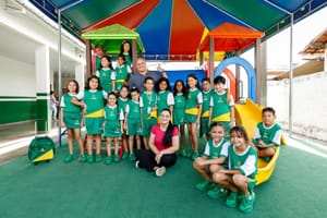 Prefeito entrega primeiros uniformes para estudantes da rede municipal