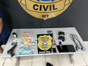 Bandidos que aterrorizam família em assalto são presos com armas e dinheiro