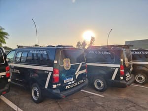 PC prende escrivã por furtar armas de delegacia e vendê-las para facções criminosas