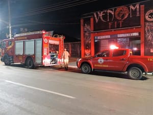 Corpo de Bombeiros extingue incêndio em prédio de academia e evita tragédia