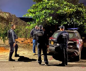 Facção ameaçava empresários a comprar produtos e incendiou comércio após dono não pagar extorsão