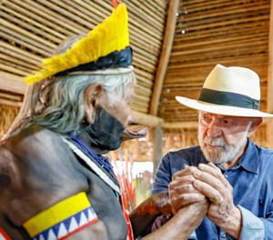Em visita a MT, Lula entrega maior honraria do Brasil a cacique Raoni; veja vídeo