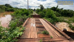 Ponte desaba após chuvas em VG e deixa guardas municipais e funcionários do DAE ilhados