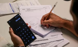 Número de famílias com contas em atraso volta a crescer em Cuiabá, mostra levantamento