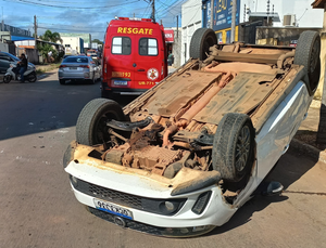 Corpo de Bombeiros socorre mulher vítima de capotamento