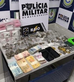PM prende casal em flagrante por tráfico de drogas em residência da Capital