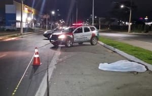 Mulher morre atropelada por motociclista durante a madrugada na Avenida da FEB