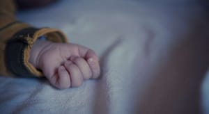 Bebê de três meses morre horas após cair de rede de residência em Mato Grosso