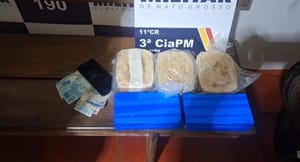 Traficante em moto é preso com mochila recheada de drogas após perseguição