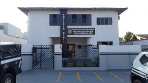 Valentão que agrediu esposa com socos, mordidas e tentou matá-la com golpes de faca é preso